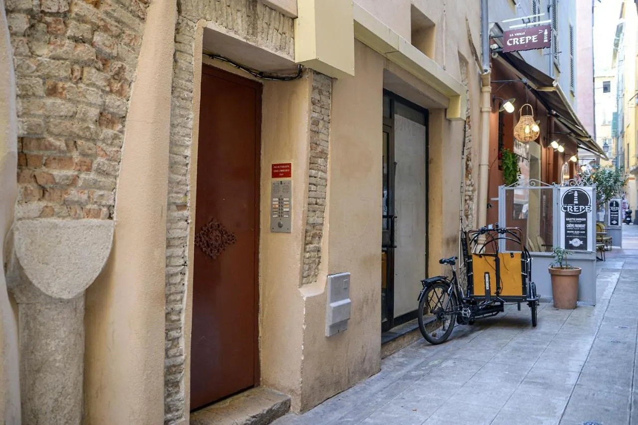 Sunny Apartment In Heart Of Nice Old Town